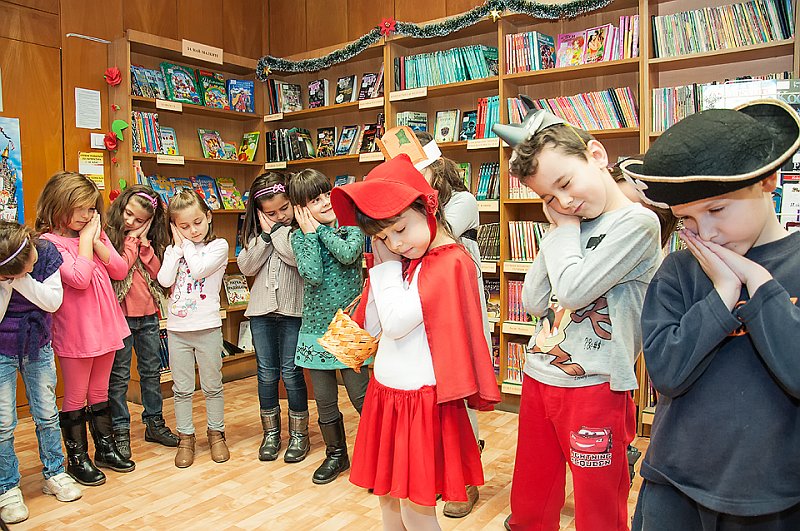 _DSC2005 copy.jpg - Откриване на изложба с рисунки на деца от ЦДГ "Синчец" в Детски и средношколски комплекс